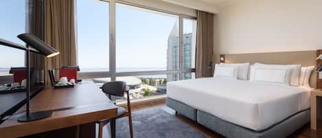 Habitación Premium, vista al río | 1 habitación, minibar, caja de seguridad en la habitación y escritorio