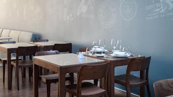 Café da manhã com buffet todos os dias (EUR 12 por pessoa)