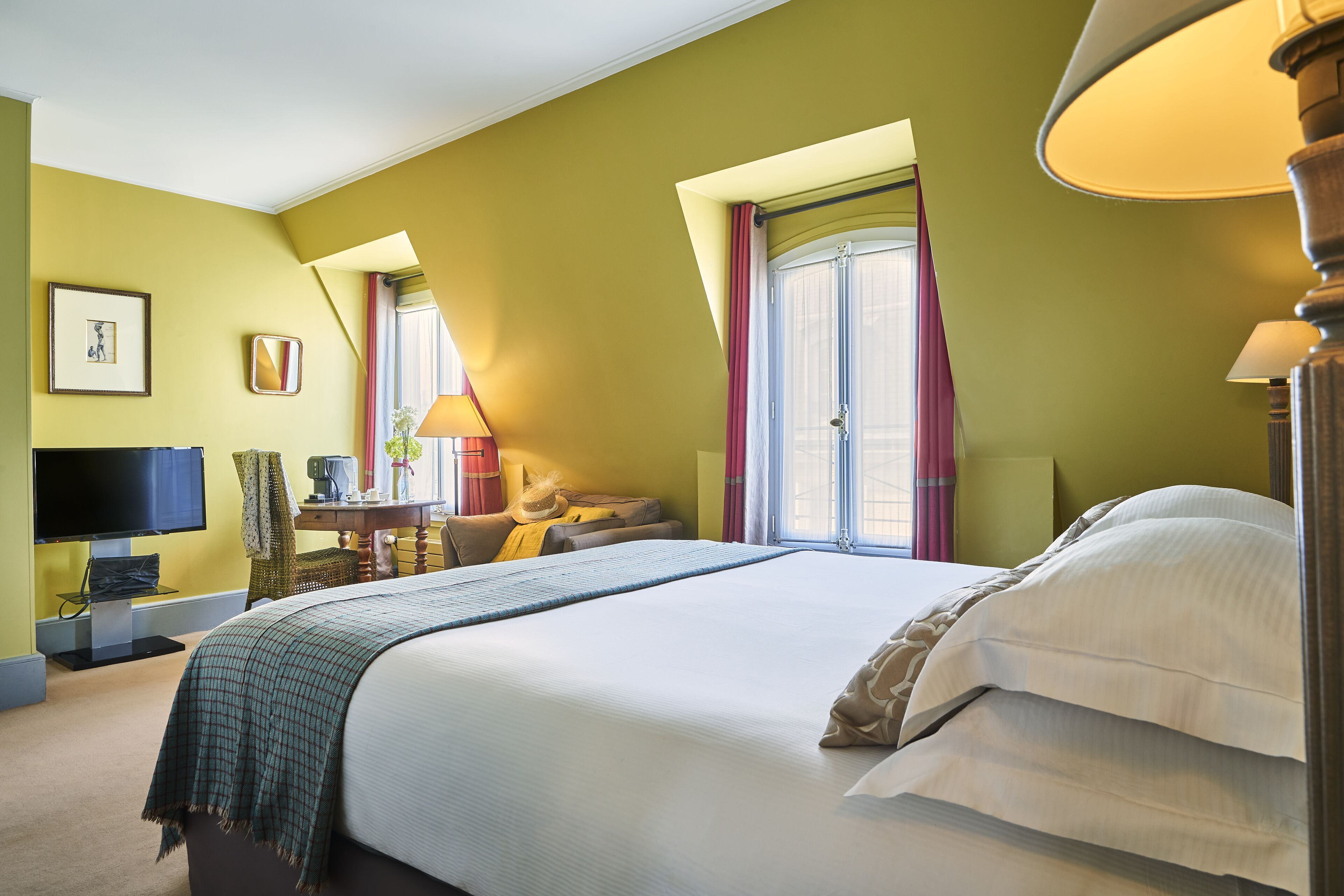 Ropa de cama de alta calidad, colchones con pillow-top y minibar 