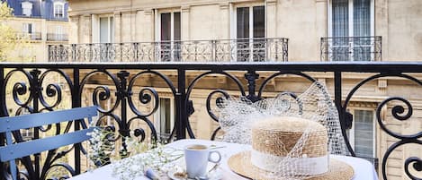 Habitación superior, balcón | Ropa de cama de alta calidad, colchones con acolchado adicional, minibar