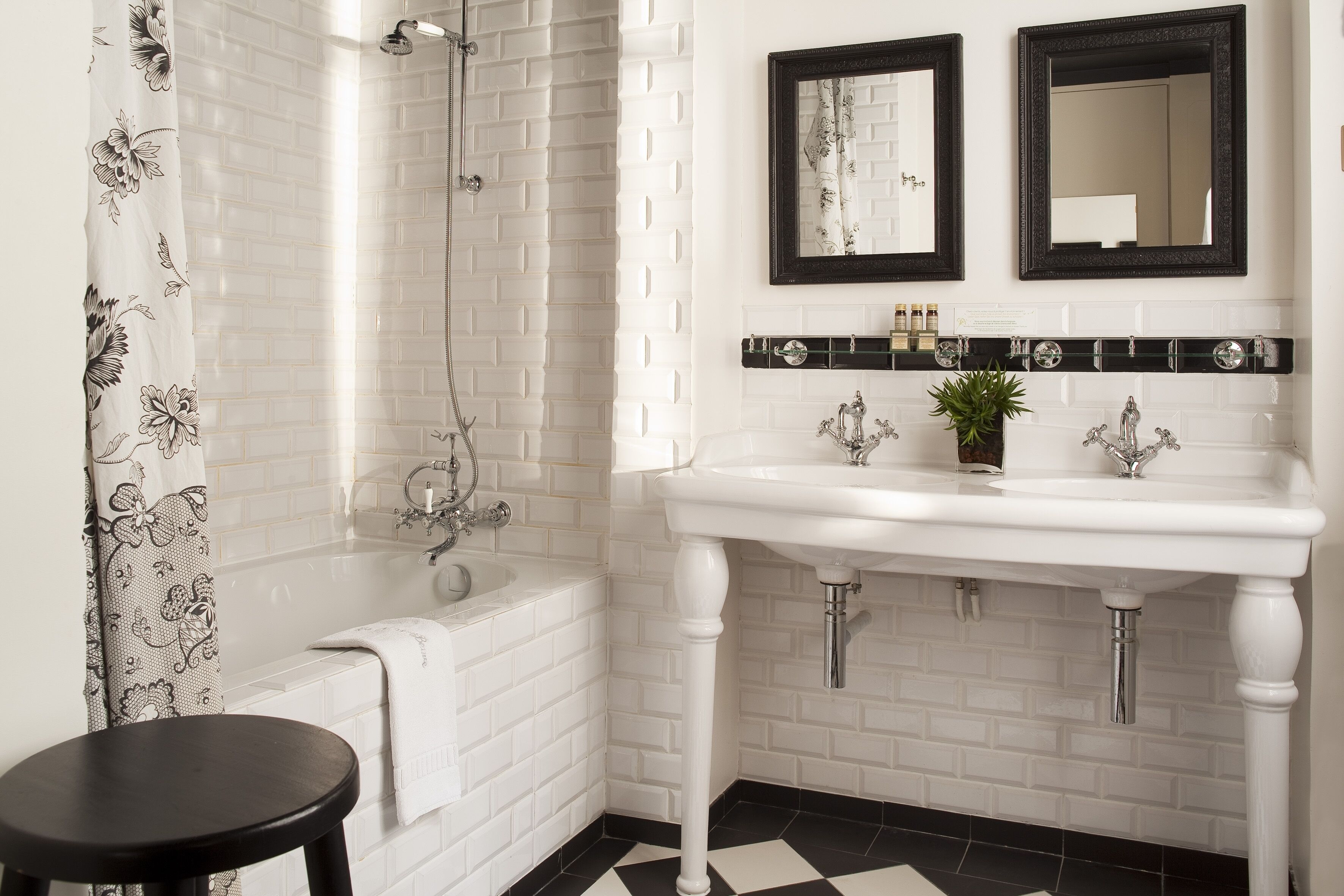 junior suite sainte-beuve | bathroom | combined shower/bathtub, deep-soaking bathtub, eco-friendly toiletries