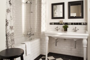 Junior Suite Sainte-Beuve | Badezimmer | Duschwanne, Komfortbadewanne, umweltfreundliche Kosmetikartikel