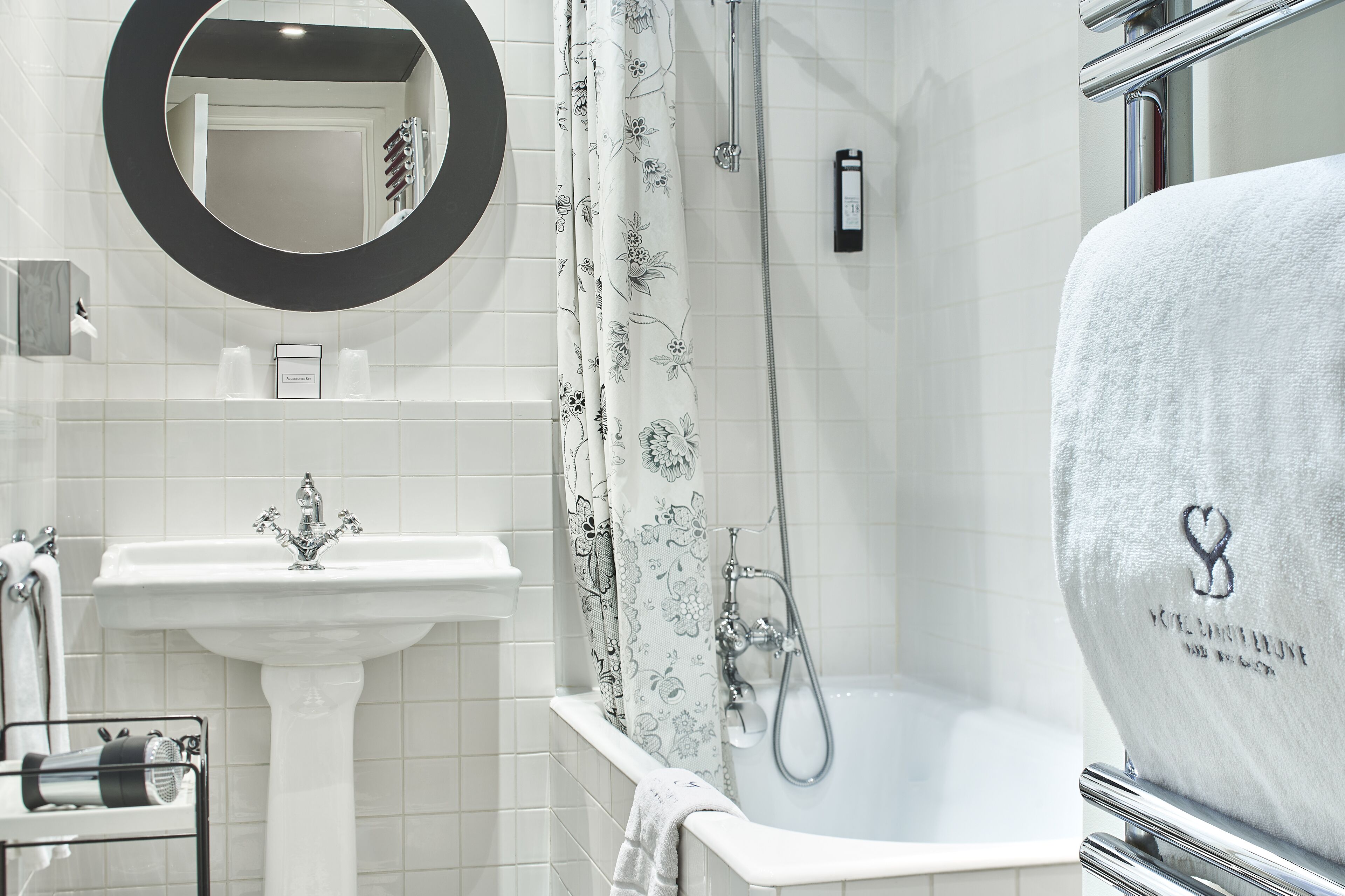 combined shower/bathtub, deep-soaking bathtub, eco-friendly toiletries