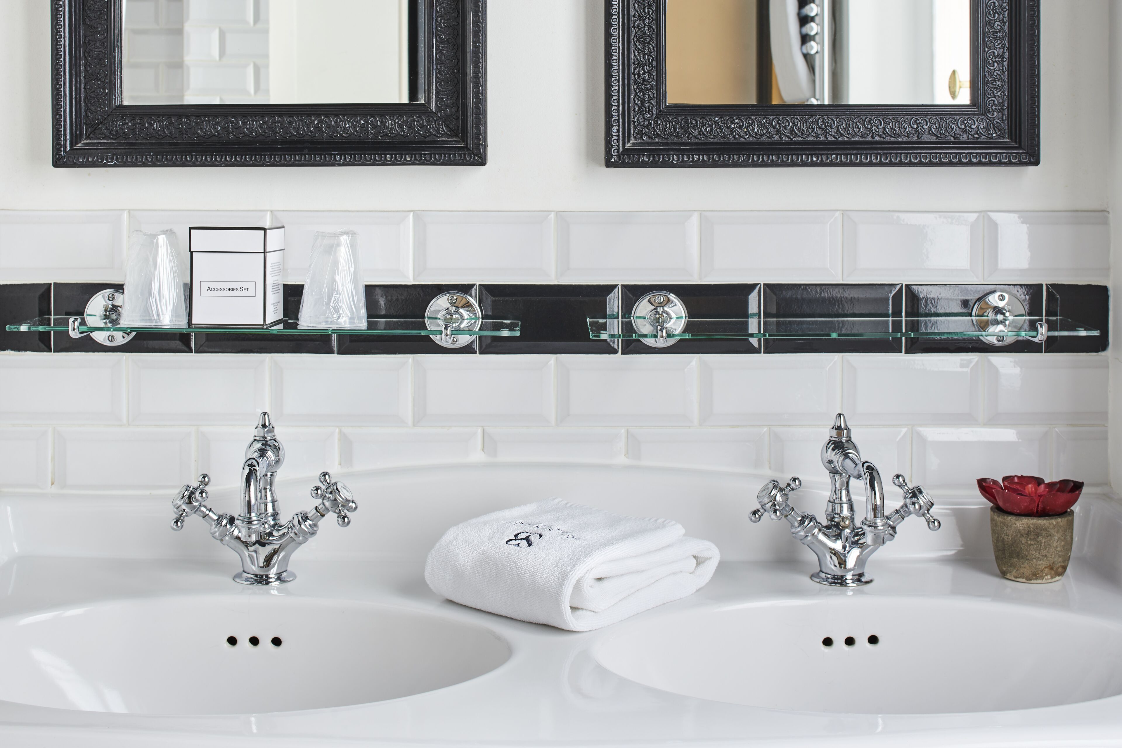 junior suite sainte-beuve | bathroom | combined shower/bathtub, deep-soaking bathtub, eco-friendly toiletries