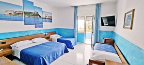 Habitación cuádruple junior, vistas al mar | Minibar, escritorio, espacio para trabajar con un portátil