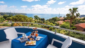A balcony with a table set for breakfast, overlooking a coastal landscape. - Hotel Blu Eden - Calabria oltre il Mare - Adults Only (Praia a Mare)