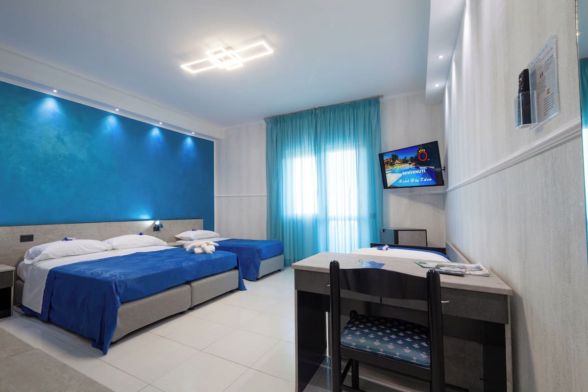 Studio Suite Junior, pemandangan laut | Minibar, meja kerja, dan ruang kerja ramah laptop