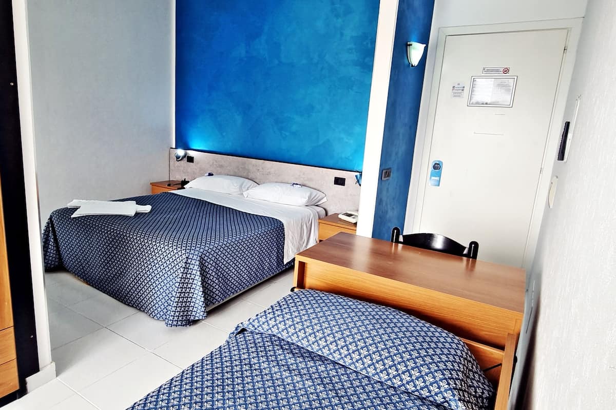 Kamar Triple Deluks, pemandangan laut | Minibar, meja kerja, dan ruang kerja ramah laptop
