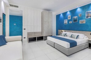 Chambre quadruple Junior, vue sur la mer | Minibar, bureau, espace de travail pour ordinateurs portables