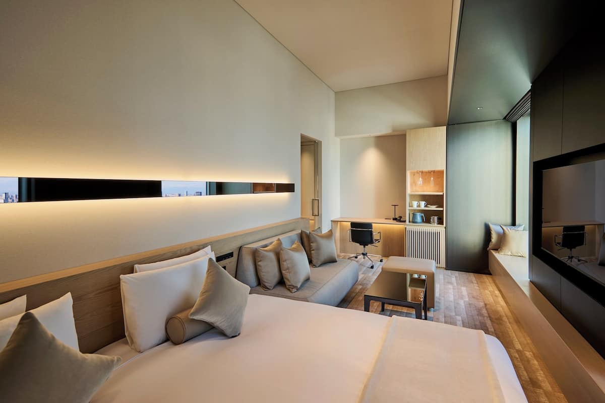 Executive Floor Moderate King Room 38F (with Lounge Access) | 1 bedroom, down duvets, in-room safe, desk