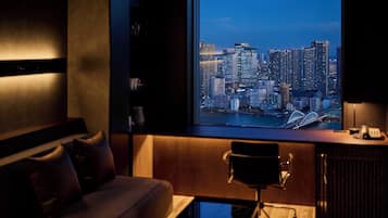 Executive Floor King Room 38F (with Lounge Access) | Down duvets, in-room safe, desk, iron/ironing board