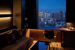 ห้องพัก (Executive Floor  38F King wLounge Acc) | ผ้านวมขนเป็ด, ตู้นิรภัยในห้องพัก, โต๊ะทำงาน, เตารีด/โต๊ะรีดผ้า