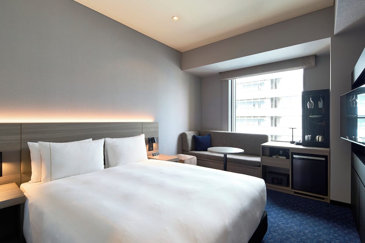 Tweepersoonskamer (Premium Floor wLounge Access) | Donsdekens, een kluis op de kamer, een bureau