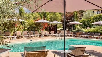 Piscina externa, piscina no terraço, espreguiçadeiras