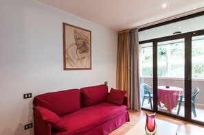 Family Quadruple Room, Private Bathroom | Living area | 19-inch LED TV with satellite channels, TV - Hotel El Patio (Corciano)