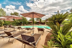 Outdoor pool, a rooftop pool, pool loungers - Hotel El Patio (Corciano)