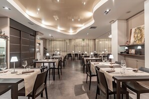 Middag serveres, italienske retter