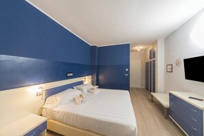 Habitación cuádruple familiar, baño privado | Ropa de cama de alta calidad y caja de seguridad en la habitación 