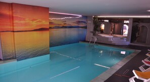 Una piscina cubierta, una piscina al aire libre de temporada, tumbonas