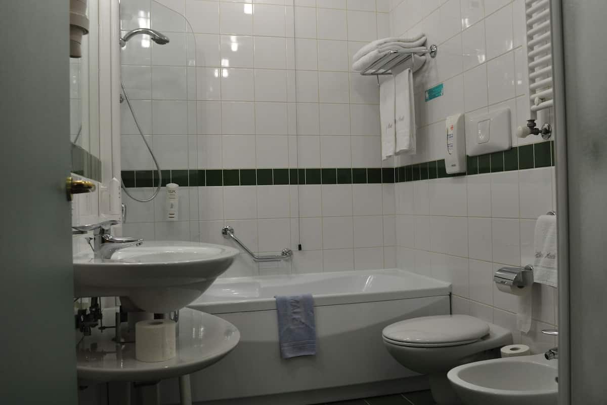 comfort double room | bathroom | shower, free toiletries, hair dryer, towels