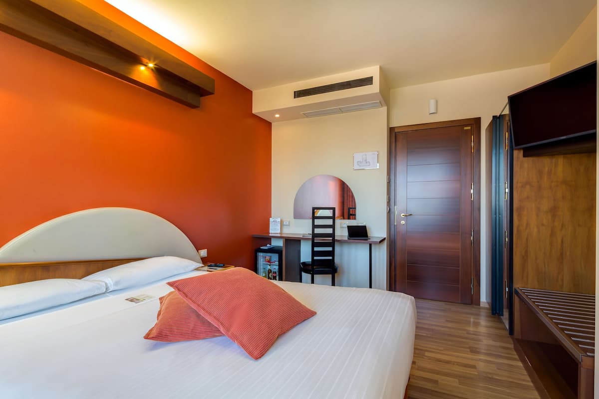 1 habitación, sábanas italianas Frette, minibar y cortinas blackout