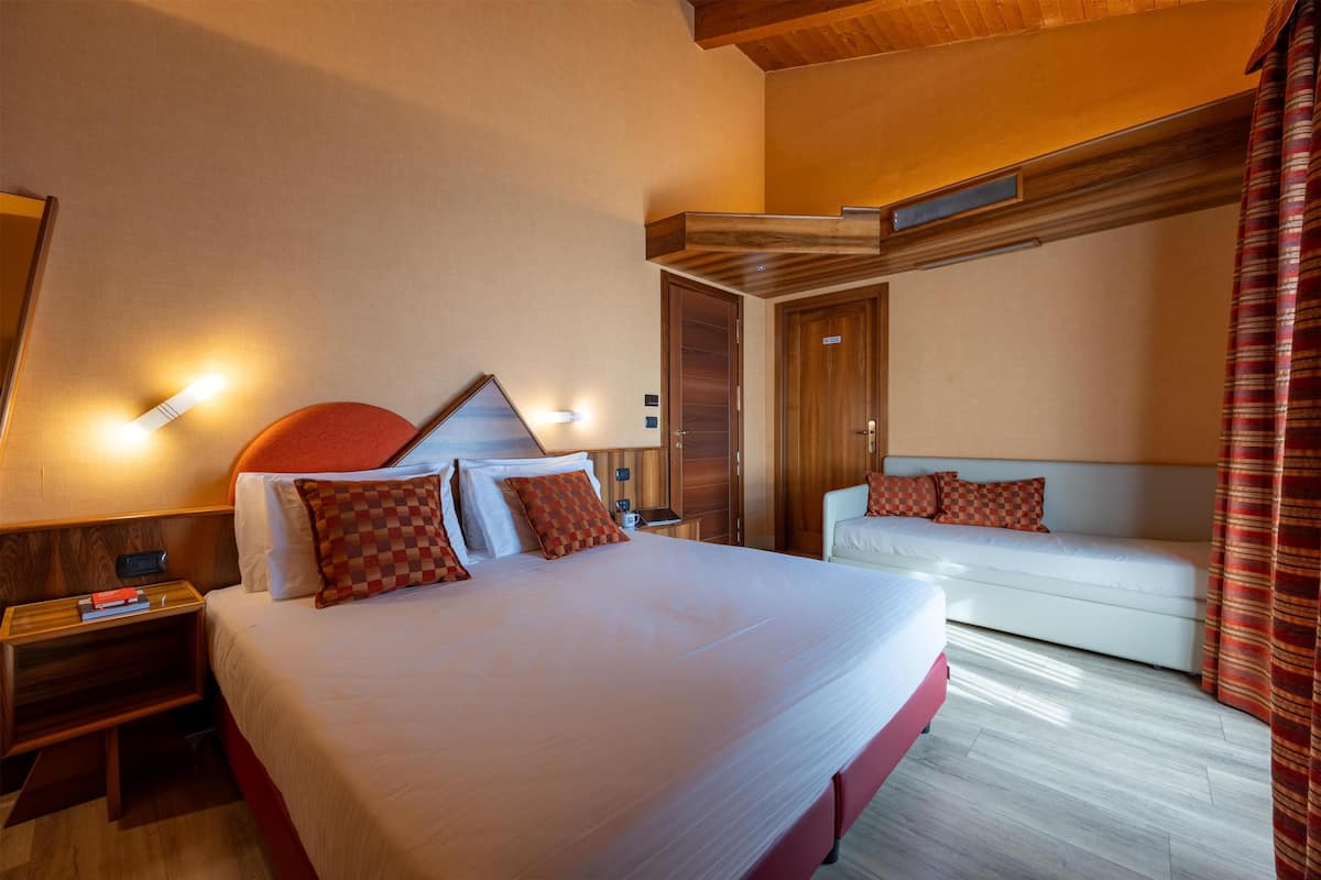 Executive Room, 1 Queen Bed, Non Smoking (with Sofabed) | 1 bedroom, minibar, blackout curtains, soundproofing