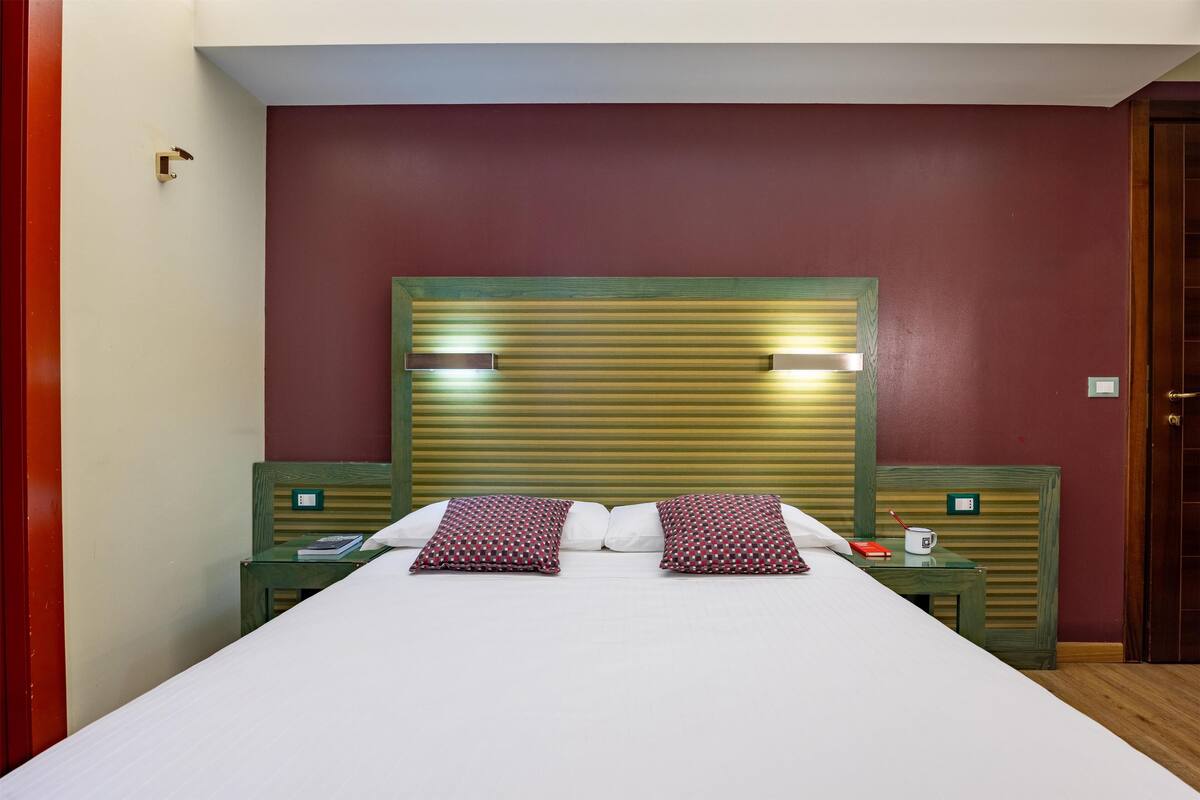 Standard Room, 1 Double Bed, Non Smoking (French Size Bed 140 Cm) | 1 bedroom, minibar, blackout curtains, soundproofing