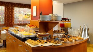 A buffet with various food items, including pastries, fruits, and beverages. - La Villa, Sure Hotel Collection by Best Western (Ivrea)