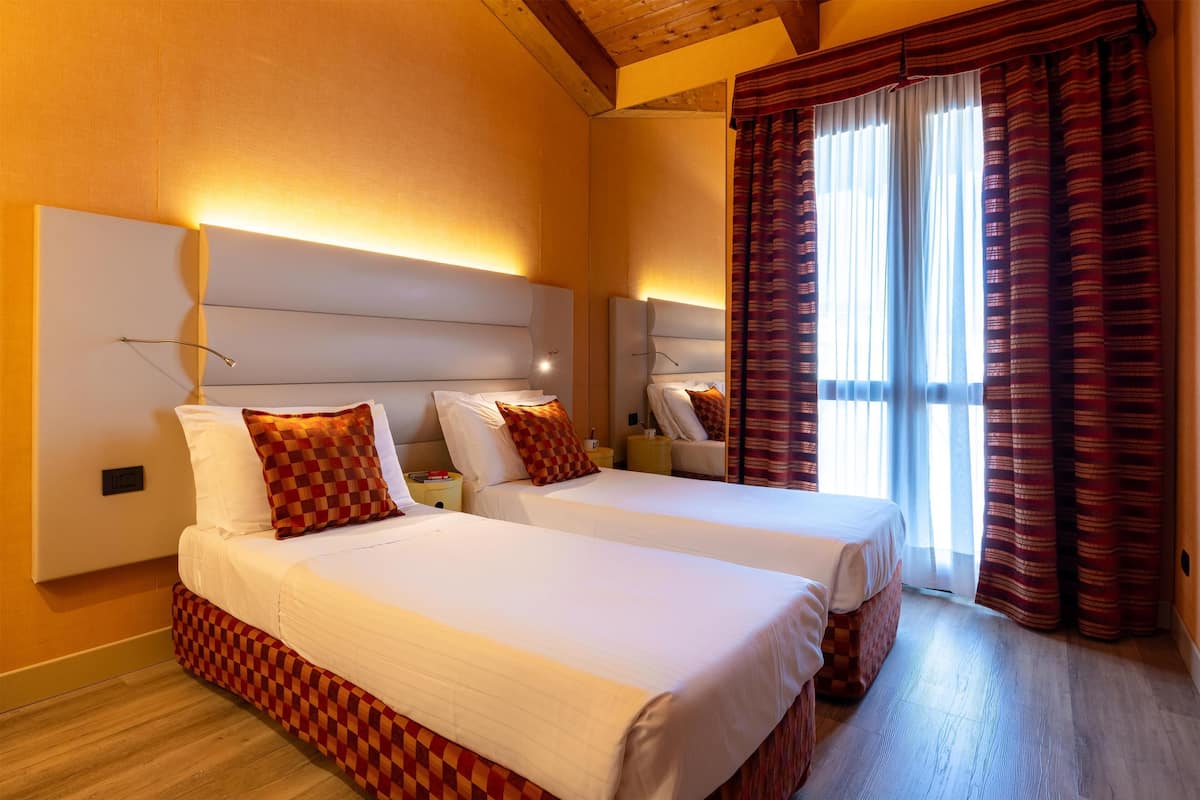 Superior Room, 2 Single Beds, Non Smoking | 1 bedroom, minibar, blackout curtains, soundproofing