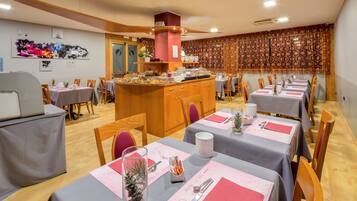 Middag serveres, italienske retter