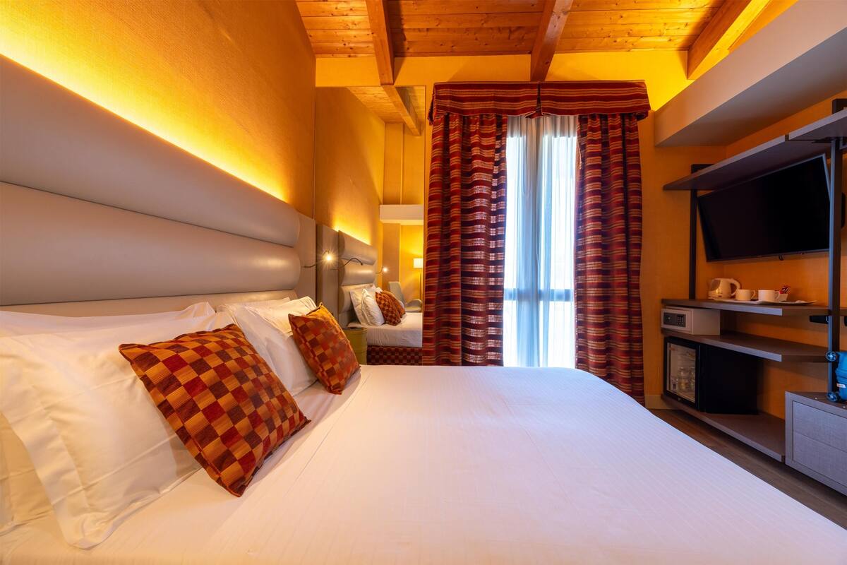 superior room, 1 queen bed, non smoking | 1 bedroom, minibar, blackout curtains, soundproofing