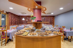 Tägliches Frühstücksbuffet (7 EUR pro Person)