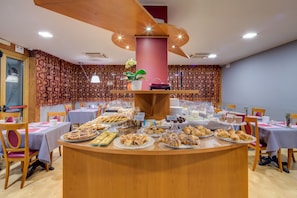 Tägliches Frühstücksbuffet (7 EUR pro Person)