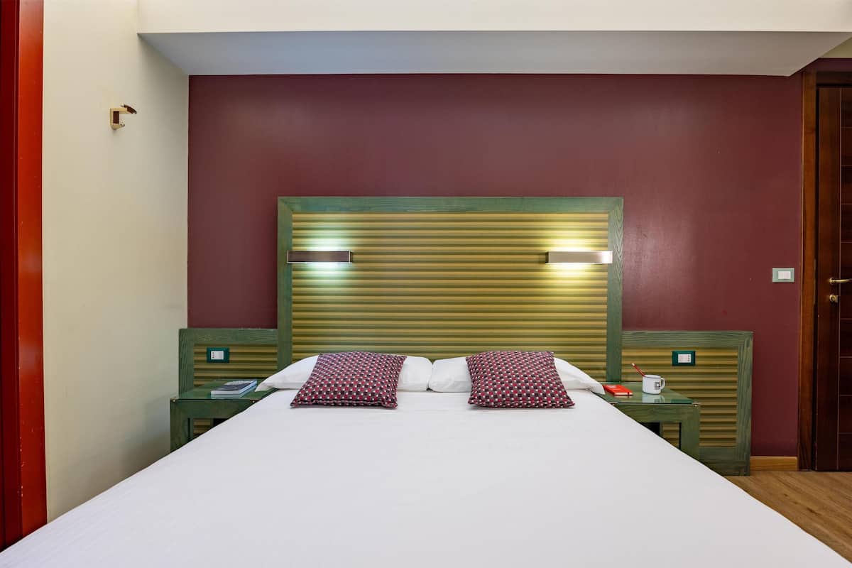 Standard Room, 1 Double Bed, Non Smoking (French Size Bed 140 Cm) | 1 bedroom, minibar, blackout drapes, soundproofing