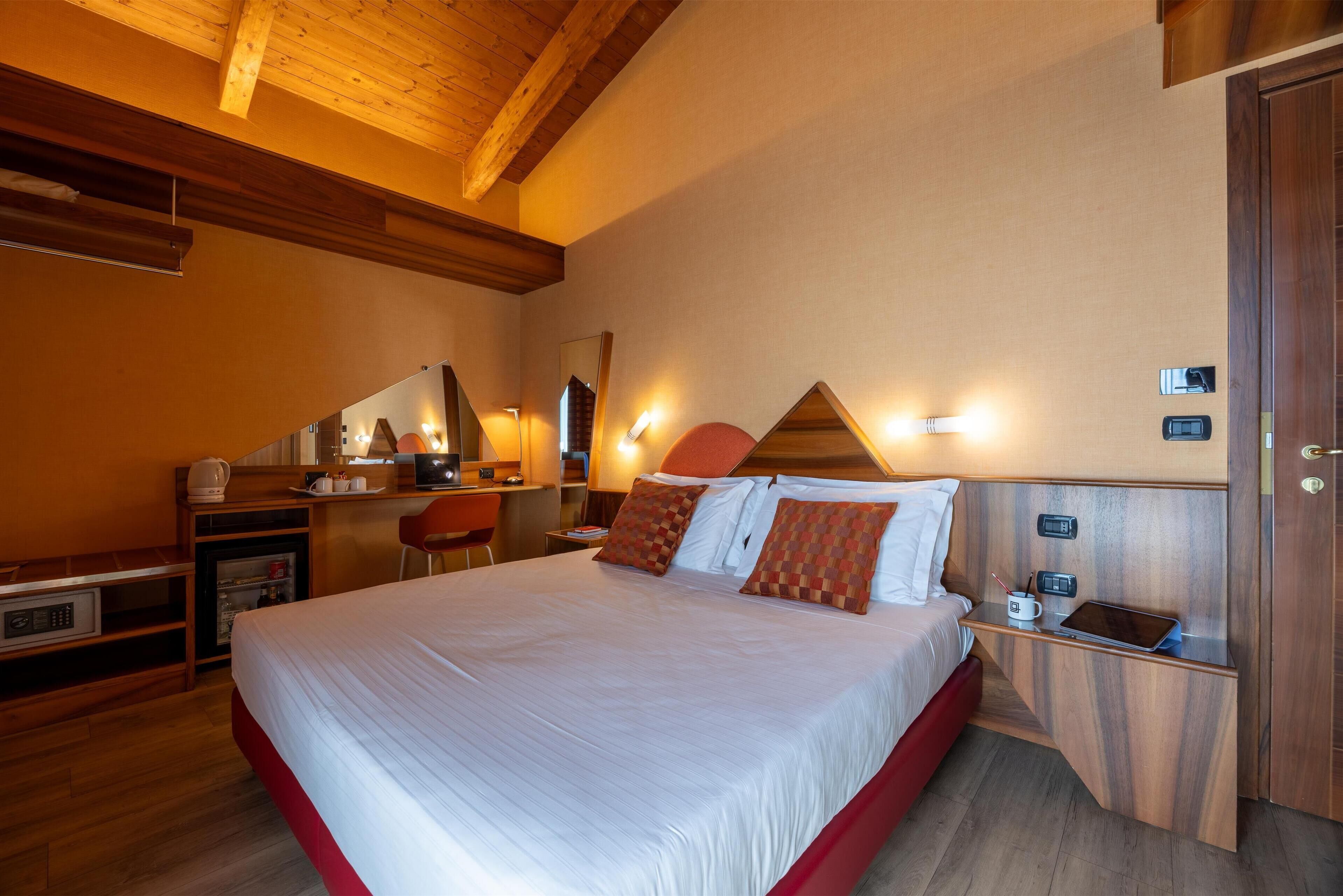 套房, 1 張特大雙人床及 1 張梳化床 | 迷你吧、遮光窗簾/窗簾、隔音、熨斗/熨衫板