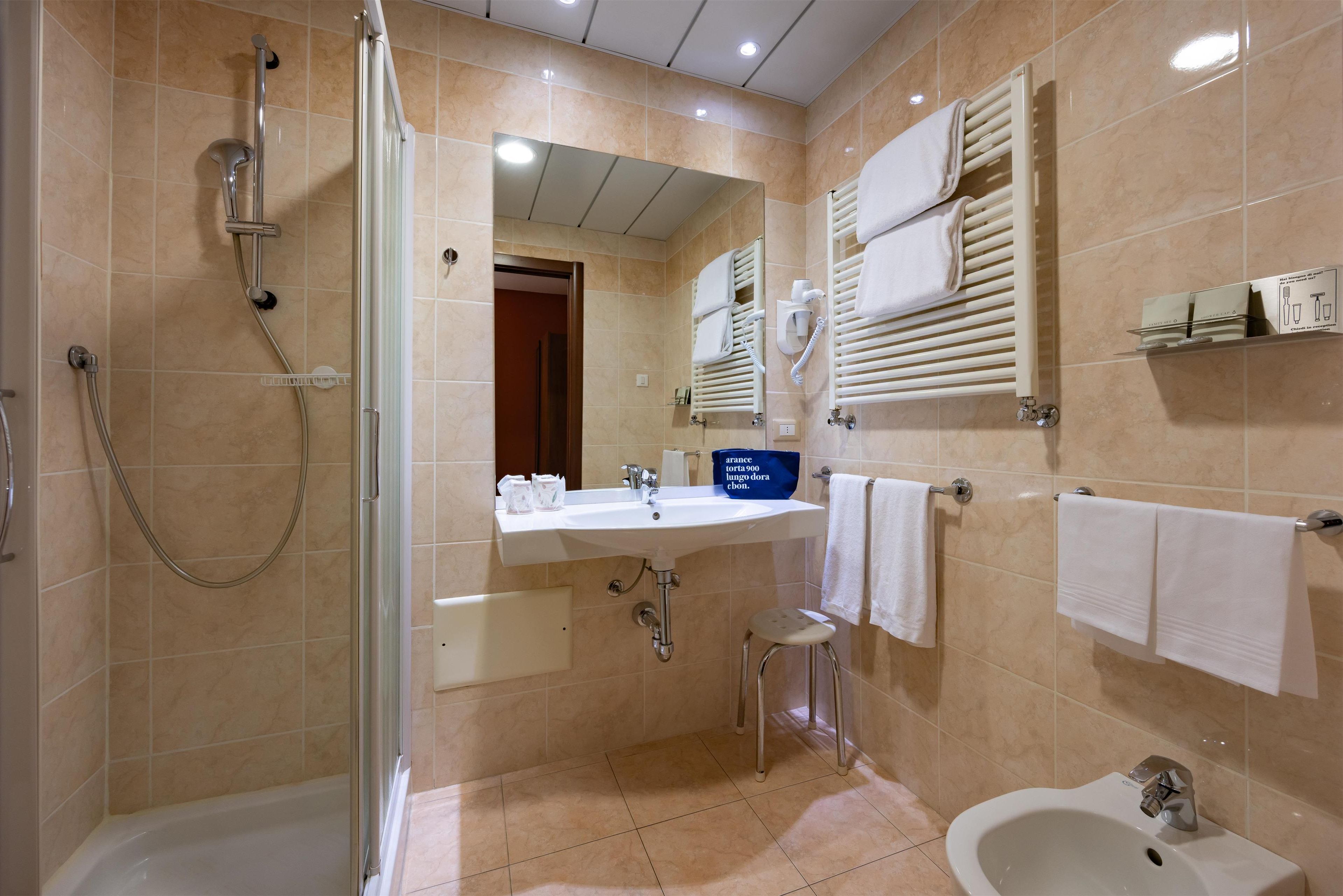 Une salle de bain moderne équipée d’une baignoire, d’une douche, d’un lavabo et d’un bidet.