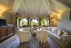 Suite junior | Edredón, caja de seguridad en la habitación y escritorio 