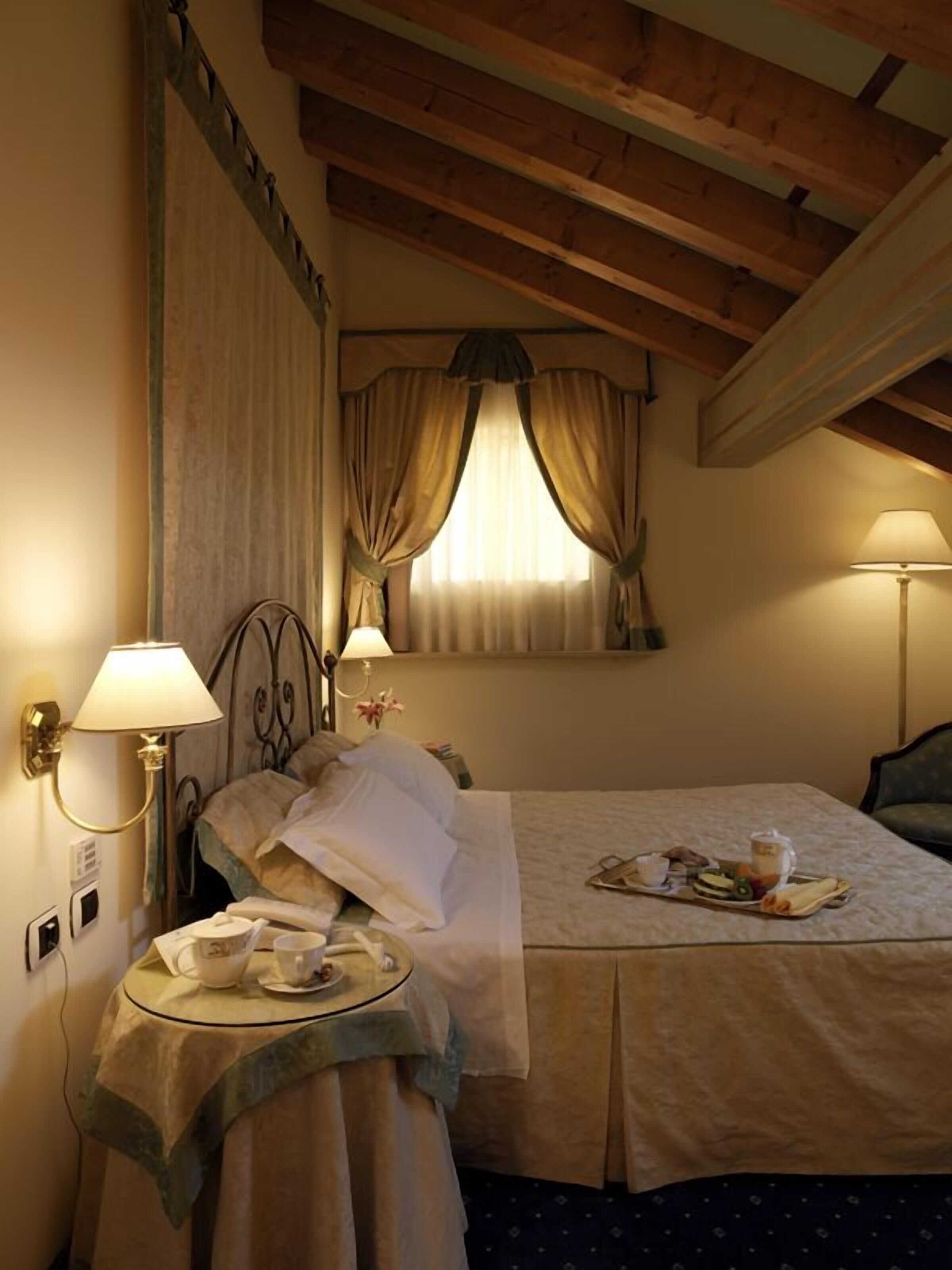 Down duvets, in-room safe, desk, blackout curtains