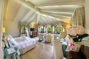 Junior Suite | Down comforters, in-room safe, desk, blackout drapes