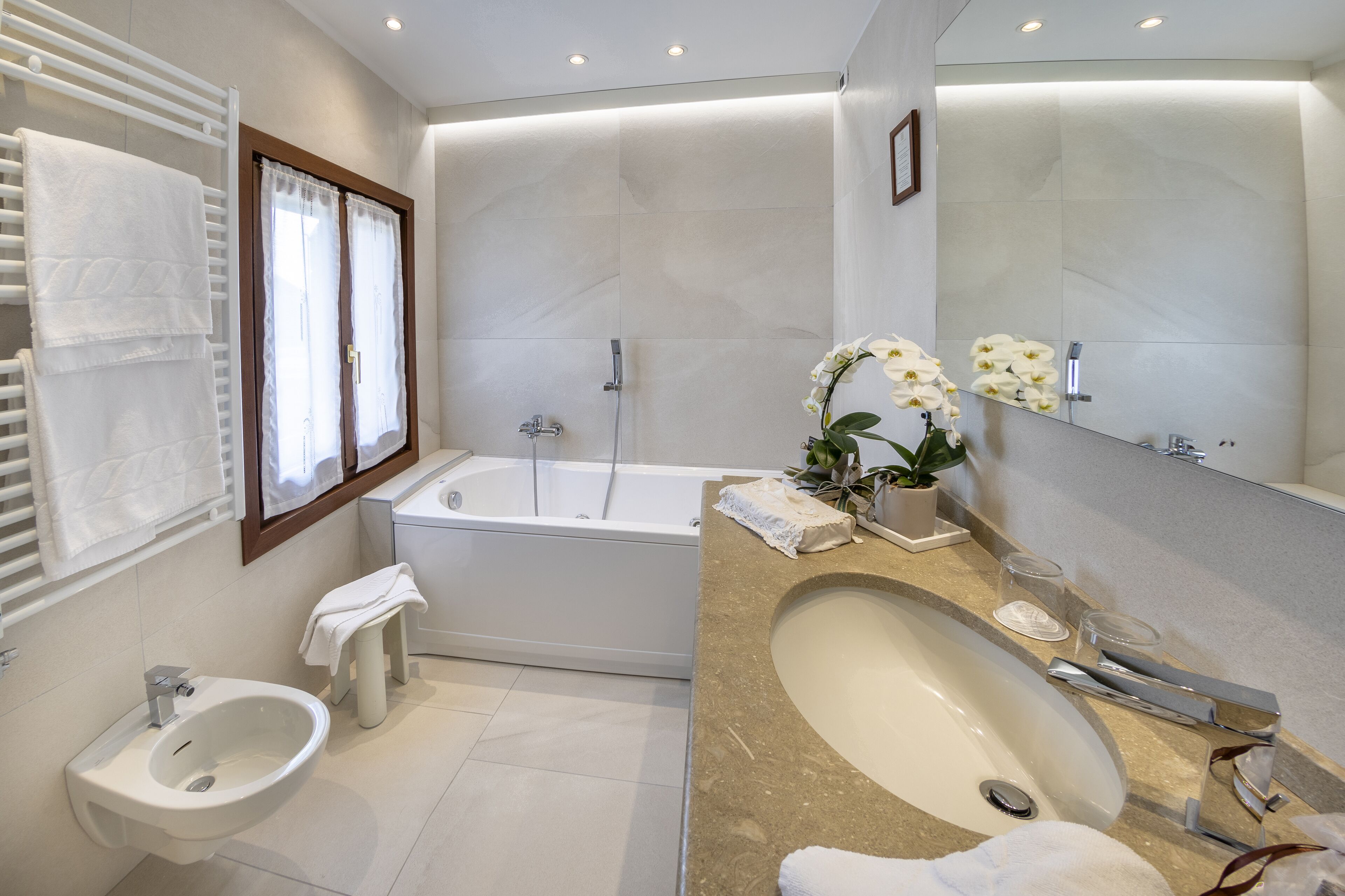 deluxe double room | jetted bathtub