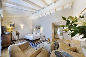 Suite junior | Edredón, caja de seguridad en la habitación y escritorio 