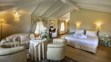 Junior Suite | Down comforters, in-room safe, desk, blackout drapes