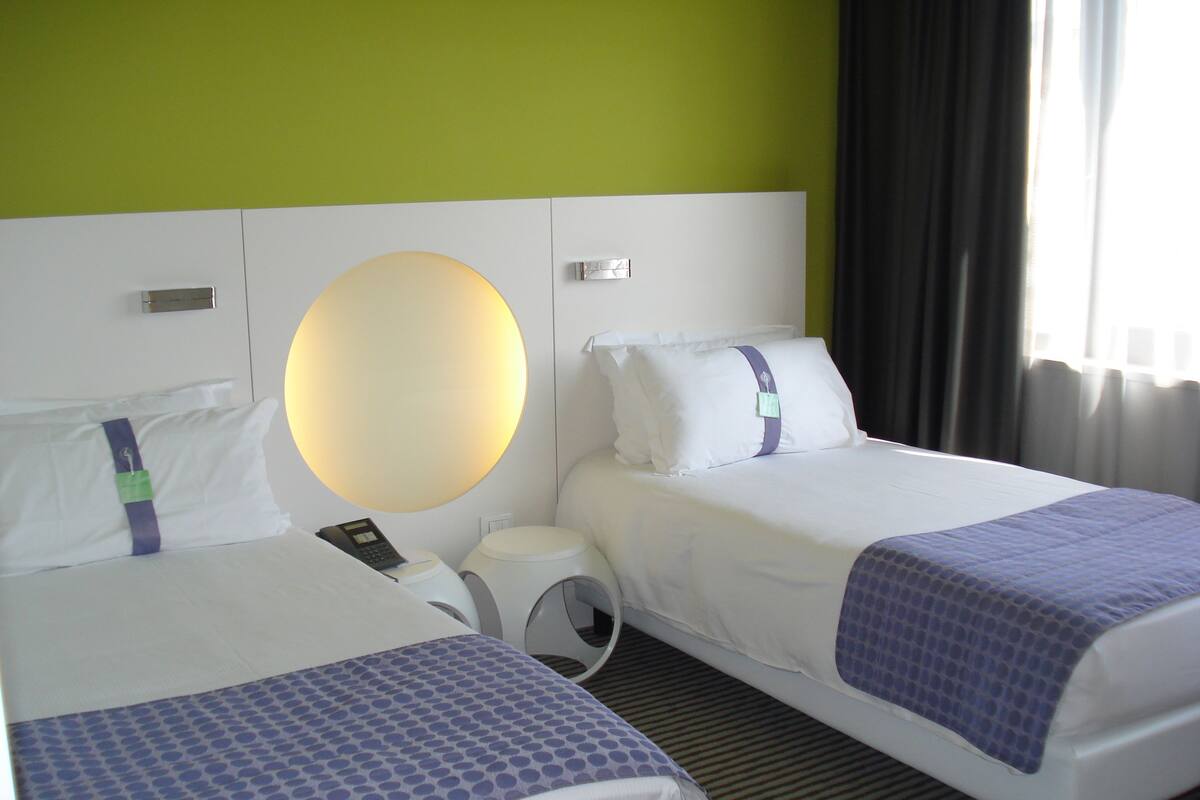 Minibar, caixa forta a l'habitació, escriptori i cortines opaques