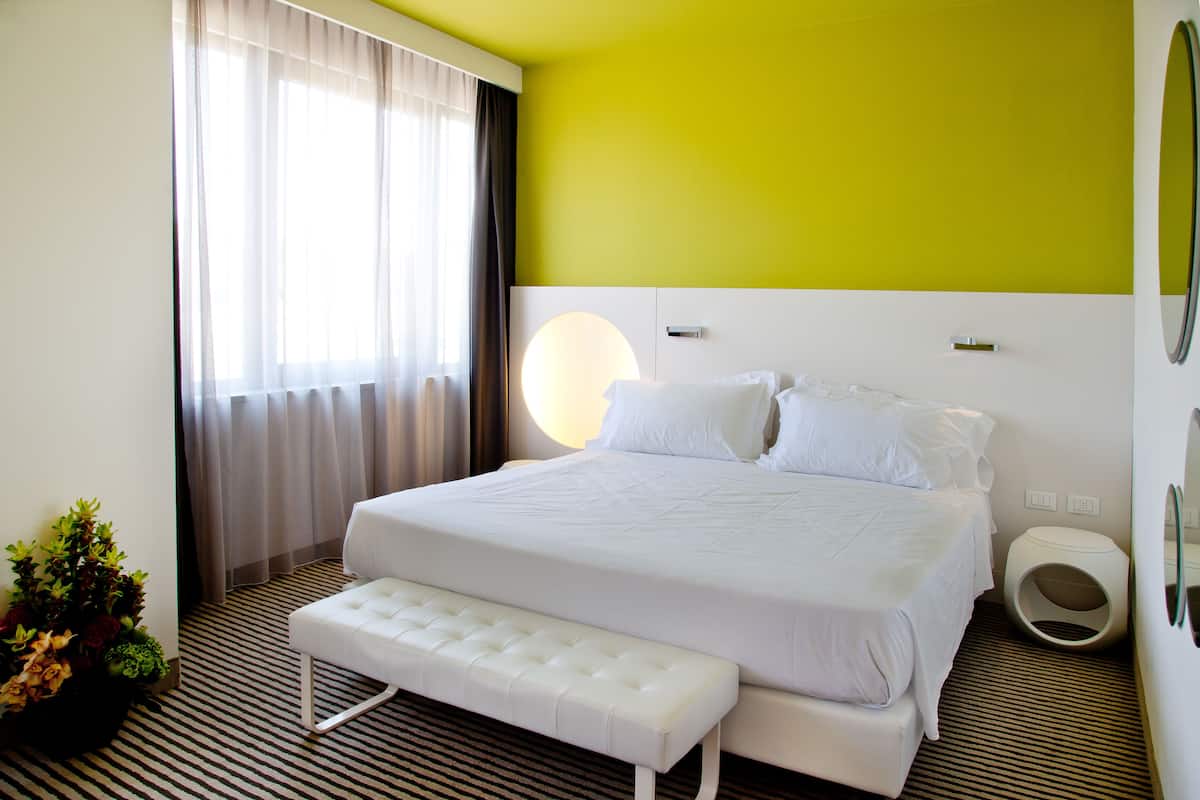 Frigobar, cofres nos quartos, escrivaninha, cortinas blackout