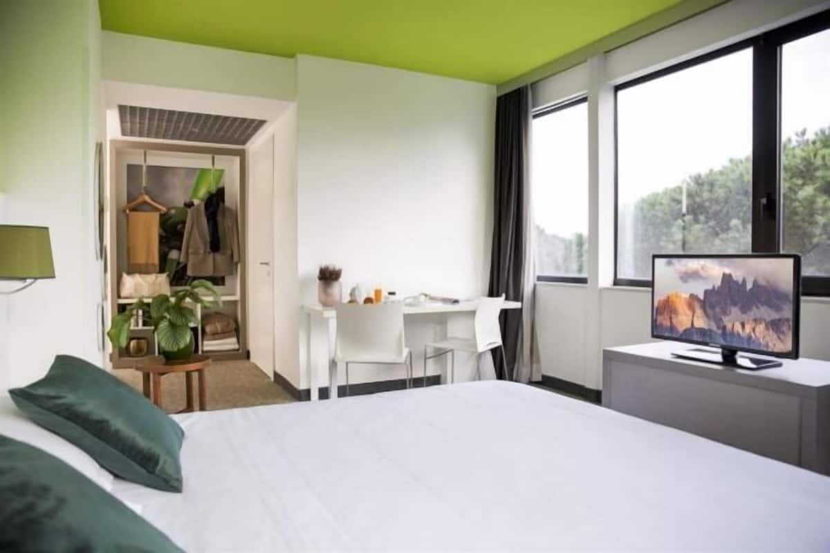 Een minibar, een kluis op de kamer, een bureau, verduisterende gordijnen