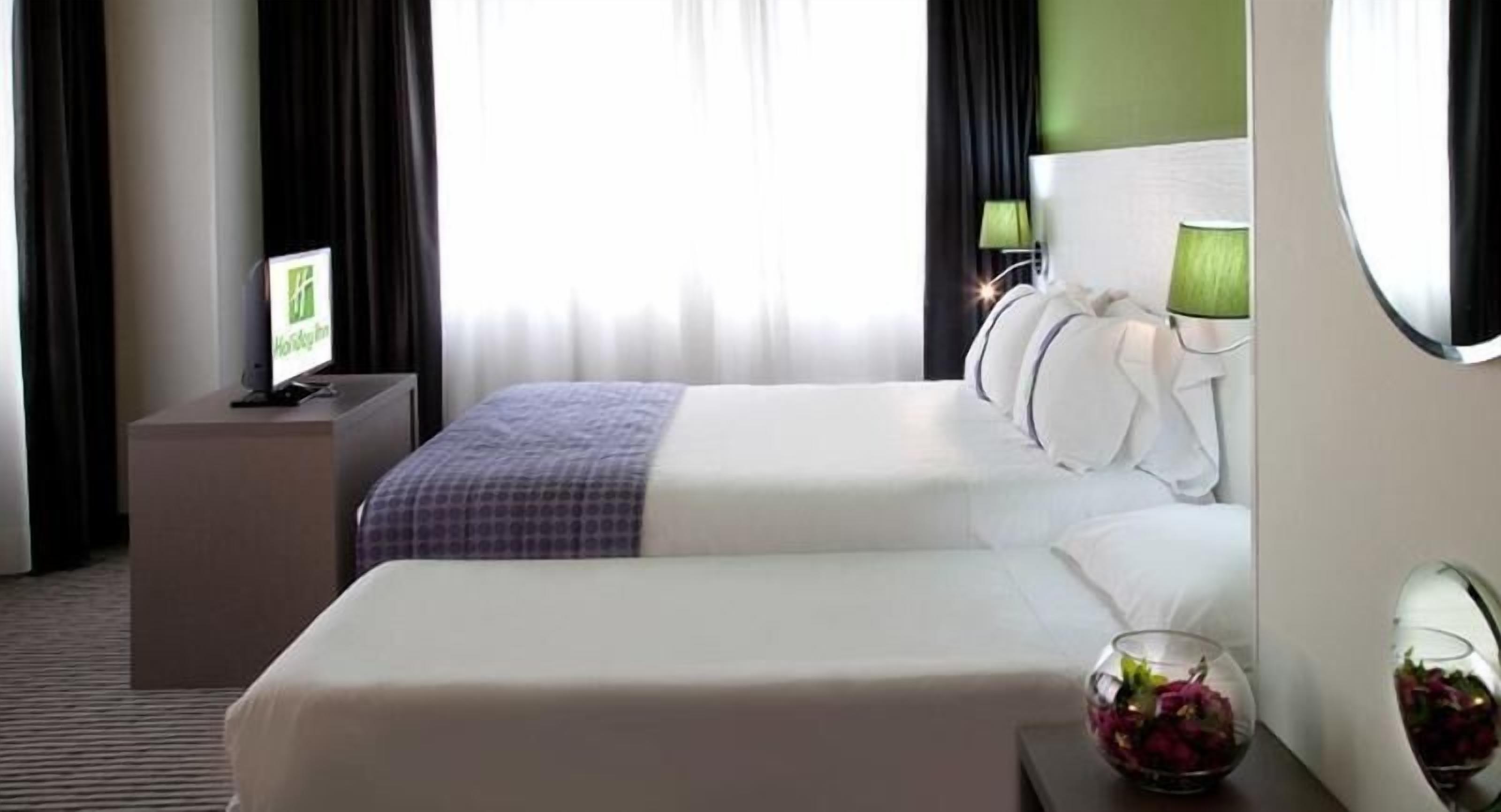 Minibar, safe på rommet, skrivebord og blendingsgardiner