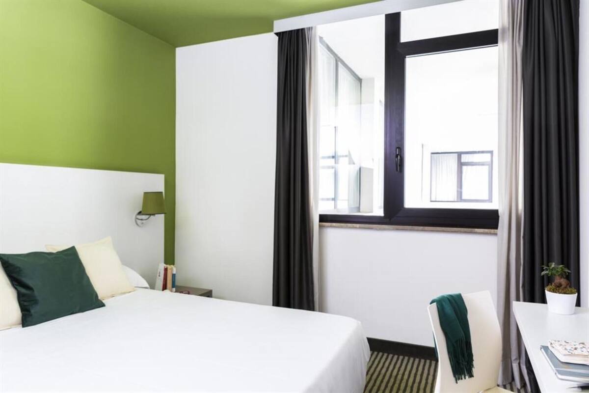 Minibar, caixa forta a l'habitació, escriptori i cortines opaques