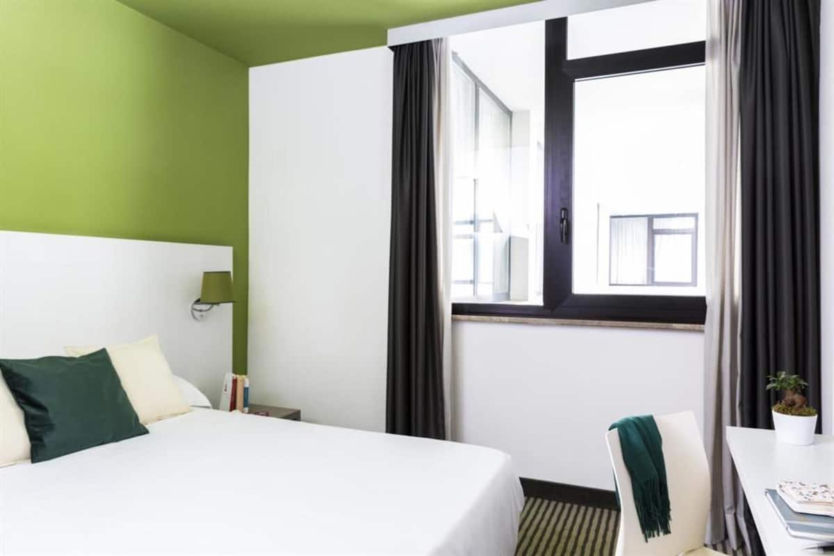 Minibar, két bảo mật tại phòng, bàn, màn/rèm cản sáng