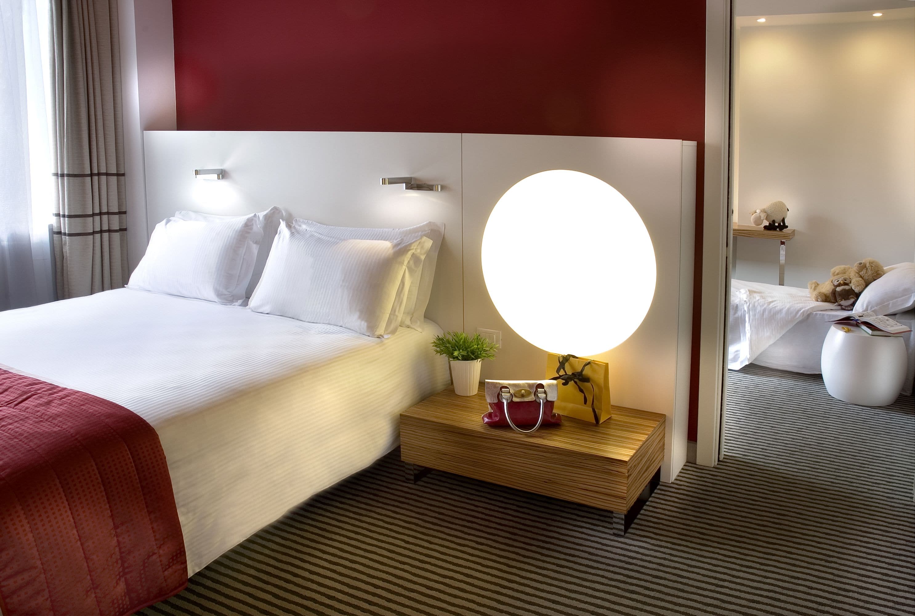 ميني بار وخزنة داخل الغرفة ومكتب وستائر تعتيم