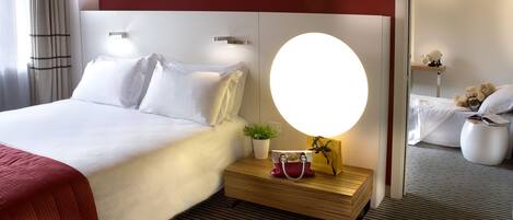 ميني بار وخزنة داخل الغرفة ومكتب وستائر تعتيم